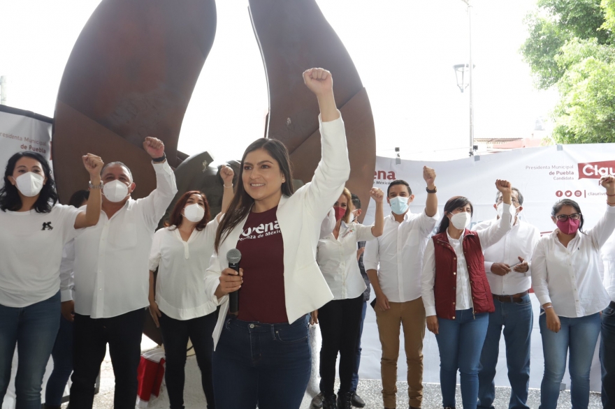 Entre empujones y sin sana distancia, Vivanco realiza cierre de campaña