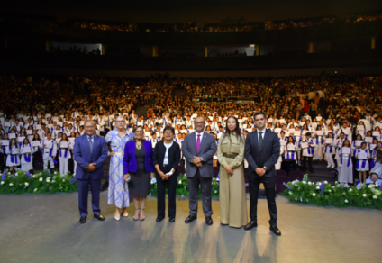Lilia Cedillo asiste a graduación de la Facultad de Medicina