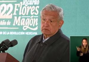 AMLO llegó a Tijuana en avión de las fuerzas armadas, pero lo negó en la mañanera