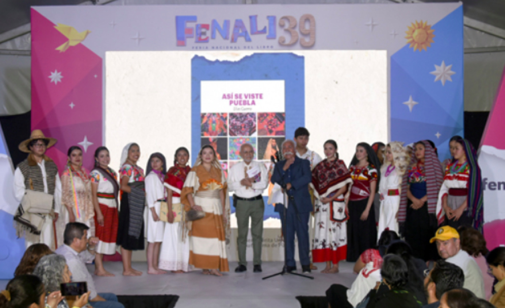 Presentan el libro Así se viste Puebla, del maestro Elías Guerra en la FENALI 39