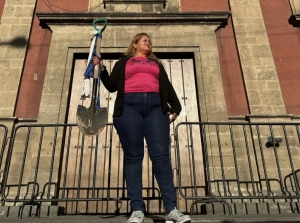 Ceci Flores se manifiesta afuera del Palacio Nacional: “Vine a tocar las puertas para entregarle la pala con la que busco a mis hijos”
