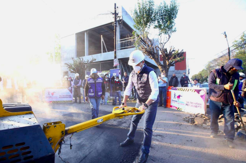 Reactivan bacheo en calles de Puebla; Lalo Rivera pone a disposición whatsapp para atención a reportes