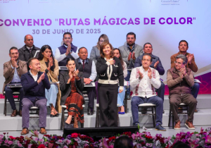 Lorena Cuéllar firma convenido del programa Rutas Mágicas de Color
