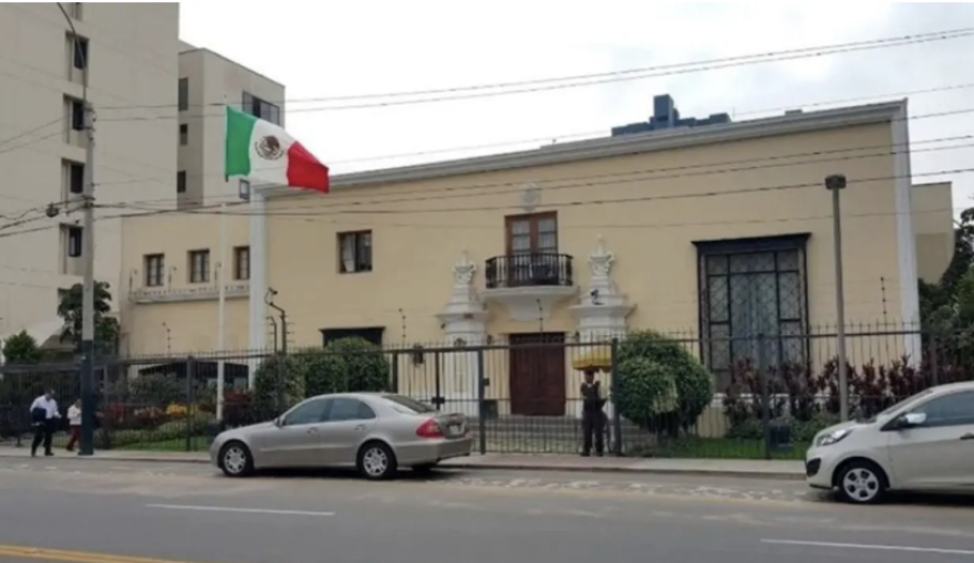 Presidente del Perú buscaría invadir embajada de México en Lima para arrestar a funcionaria corrupta protegida por la 4T