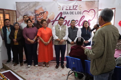 Celebran y reconocen a abuelitos en su día en Cuautlancingo