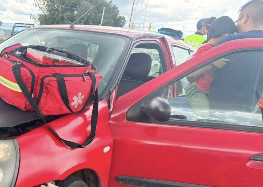 Accidente vial provoca  movilización para rescatar a menor de edad y adulto