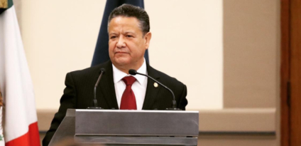 Asegura senador de Morena viajar en avión privado; "me dieron un ride"
