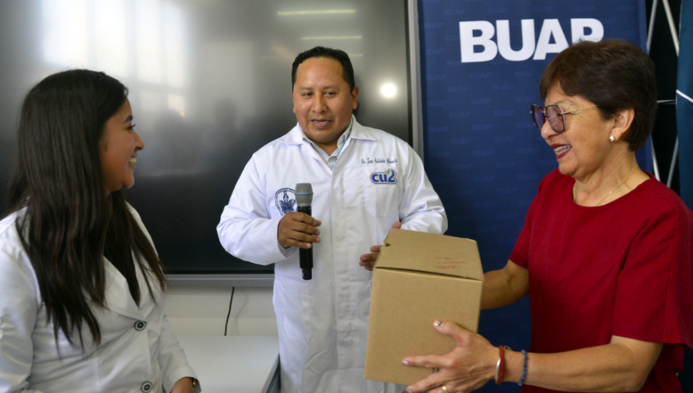 Entrega Lilia Cedillo 50 microscopios para laboratorios en CU2