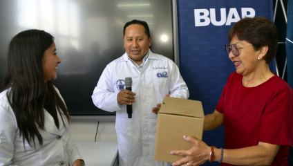 Entrega Lilia Cedillo 50 microscopios para laboratorios en CU2