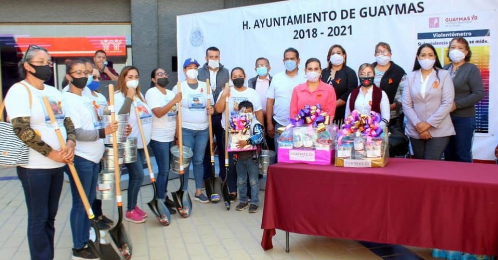 Ayuntamiento de Guaymas, Sonora regala palas a mujeres para que busquen a desaparecidos