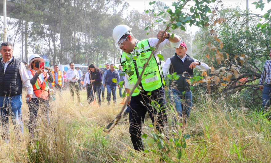 Alejandro Armenta encabeza faena en la lateral de la Autopista México-Puebla