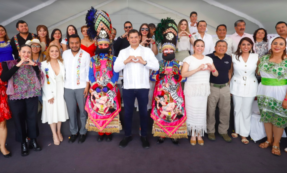 Armenta asiste al carnaval de Huejotzingo