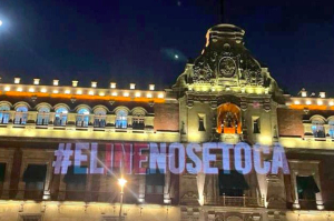 Eso sí calienta... Opositores proyectan en la fachada del Palacio Nacional #ElINENoSeToca