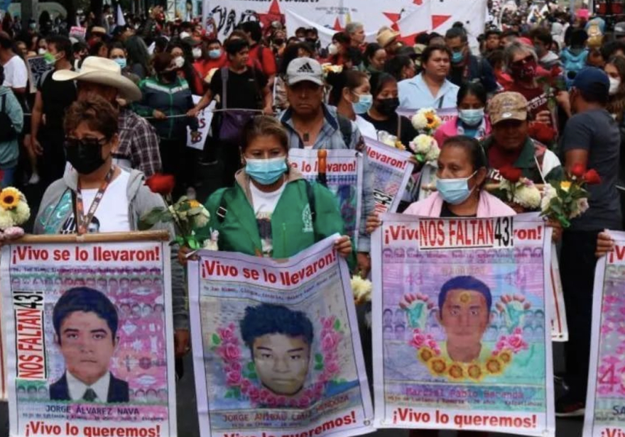 Madres y padres de normalistas de Ayotzinapa desaparecidos reclaman a AMLO: “nos mintió y traicionó… la historia lo juzgará”