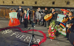 Simpatizantes de AMLO le llevan serenata a Gutiérrez Müller por su cumpleaños