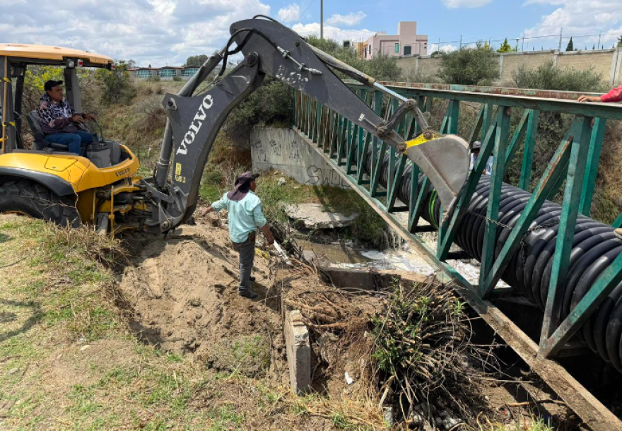 Atienden de manera inmediata daños en red de drenaje tras quema agrícola fuera de control