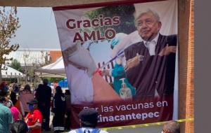 Exhiben lona de agradecimiento a AMLO por vacuna COVID en Zinacantepec, Edomex