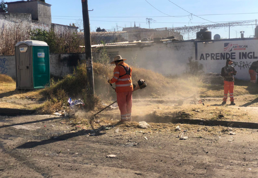 Brigada de la comuna da mantenimiento en Loma Bella