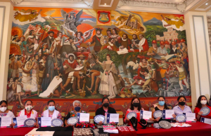 Reconocen en cabildo el talento de mujeres artesanas