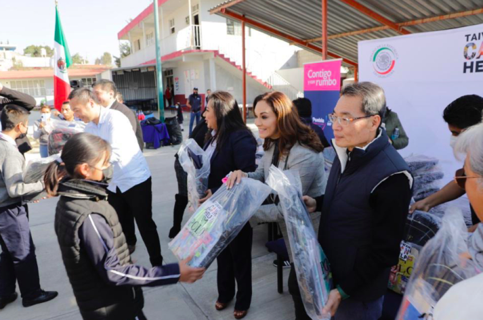 DIF municipal con el apoyo de Nadia Navarro y embajada de Taiwan en México obsequian mochilas a niños de Xonacatepec