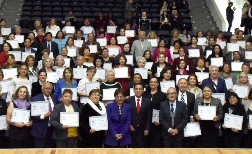 Universidad para Adultos entrega 176 reconocimientos a integrantes de la primera y segunda generación