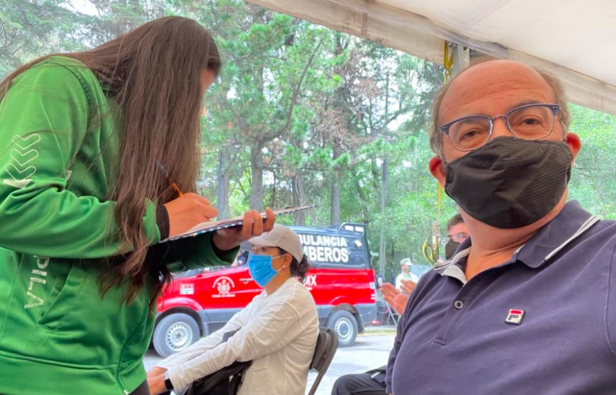 Felipe Calderón recibe segunda dosis de vacuna Pfizer
