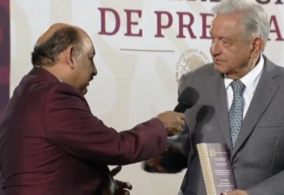 Escuela de Periodismo Carlos Septién desmiente circo mañanero de Lord Molécula y AMLO por firmar tesis que no existe aún