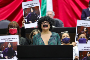 Diputada de Morena se disfraza de Quadri para exigir su desafuero de la Cámara de Diputados