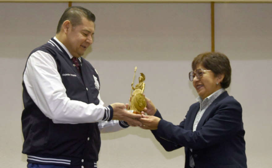 Entrega Facultad de Administración la Minerva al Mérito Académico a Alejandro Armenta