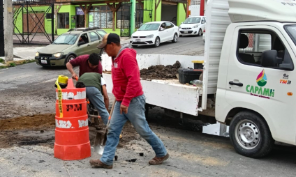 CAPAMH atiende fuga de agua en la esquina de Narciso Mendoza