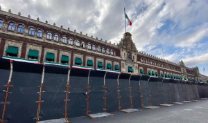 Amurallan Palacio Nacional y Centro Histórico previo a marchas del 8M