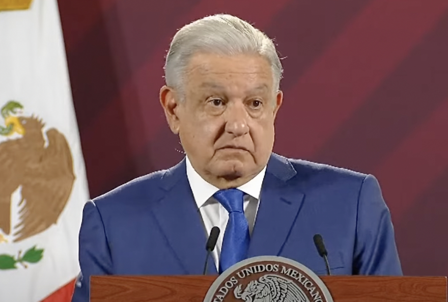 AMLO arremete contra Peso Pluma; acusa que lo material no es lo más importante