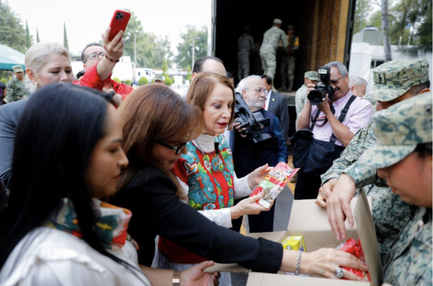 Senadores de Morena presumen haber entregado 10 tráileres con víveres para damnificados de lluvias