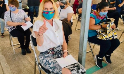 Beatriz Gutierrez Müller se vacuna contra COVID, pide a mexicanos esperar su turno
