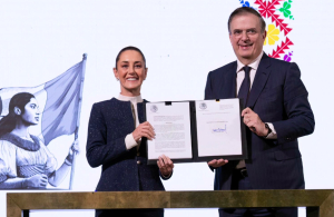 Claudia Sheinbaum y Marcelo Ebrard firman decreto para imponer aranceles y proteger la industria textil