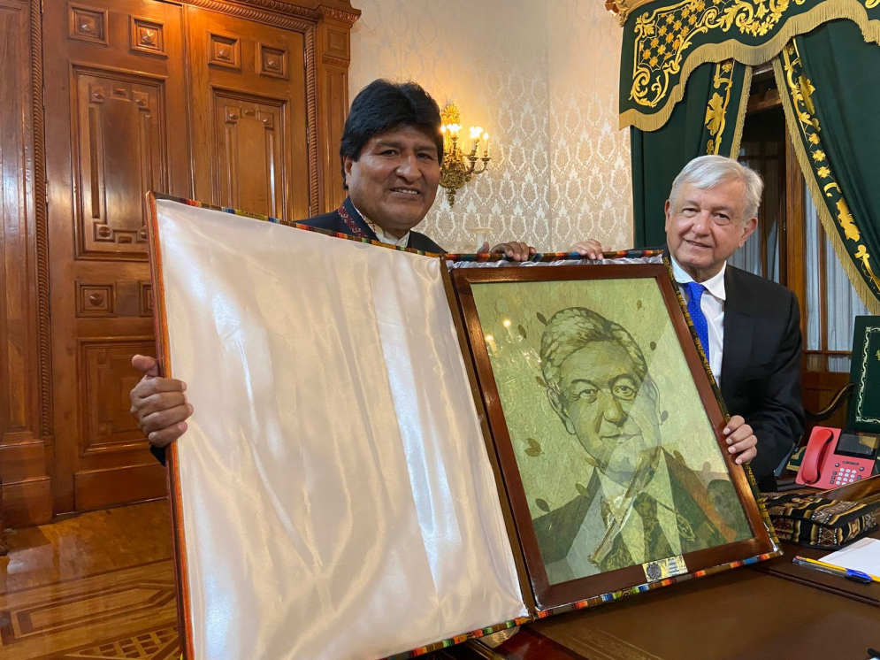 Evo Morales le obsequio a AMLO  su retrato hecho con hojas de coca