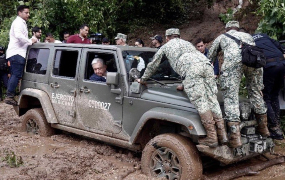 Viralizan foto de AMLO atascado en Acapulco; redes cuestionan su forma de atender la situación