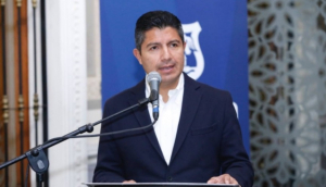 Eduardo Rivera pide al INE sancionar a aspirantes por pinta de bardas y mobiliario urbano