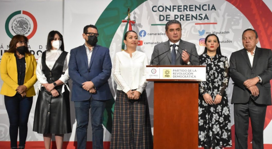 PRD pide a AMLO sancionar a quienes están saqueando a México, incluidos sus hijos