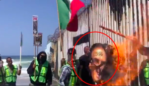Migrantes queman piñata con figura de Ebrard
