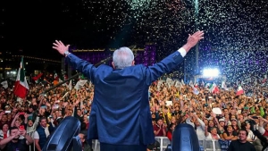 AMLO en el zócalo capitalino tras ganar las elecciones presidenciales de 2018