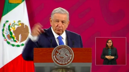 AMLO bromea con las casas de FRENAA que salieron volando; "dicen que tenía ventiladores gigantes"