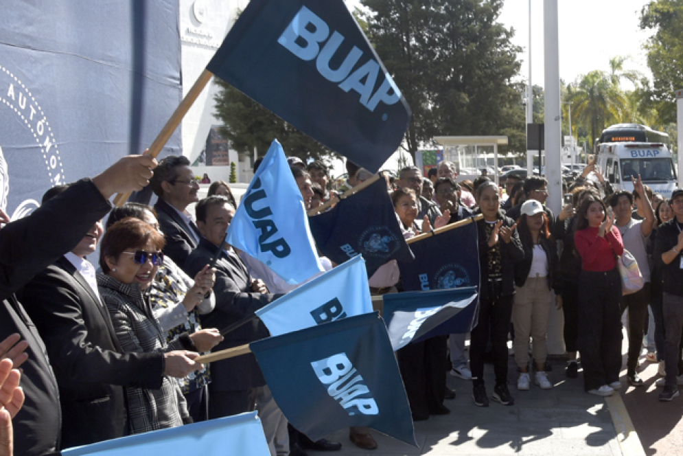 BUAP da banderazo de salida a 20 toneladas de víveres para damnificados de Guerrero