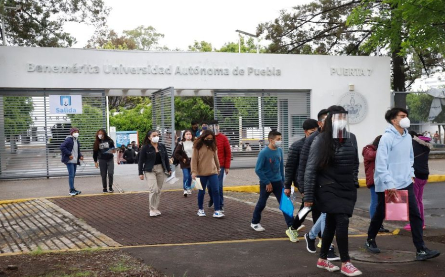 BUAP felicita a alumnos admitidos en examen y ofrece orientación a defraudados con lugares