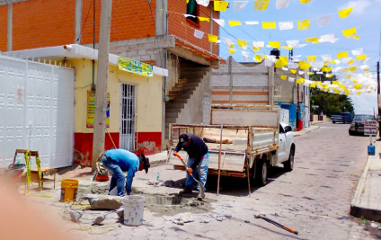 CAPAMH realiza el cambio completo de brocal con tapa en la calle 20 de Noviembre