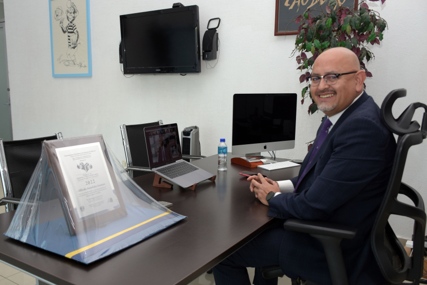 UNAM galardona a director General de Bibliotecas BUAP