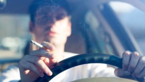 Morena buscará multarte con 14 mil pesos por si fumas adentro de tu propio automóvil