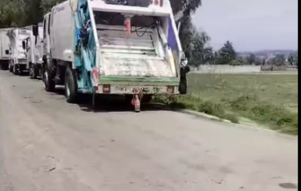 Camiones de basura estén detenidos debido a las malas condiciones del relleno sanitario de Panotla tras fuertes lluvias