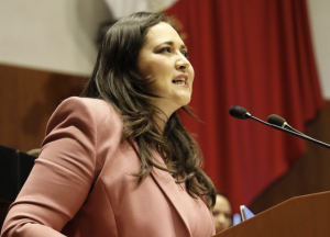 Morena propone revocar visas o residencias a extranjeros que discriminen en México