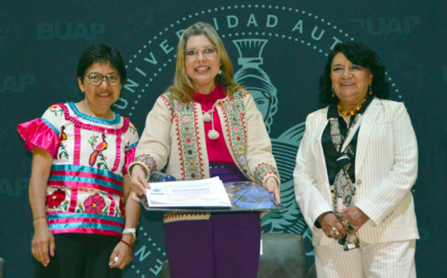 Imparten conferencia “El papel de las mujeres -y los hombres- en la transformación de la sociedad”